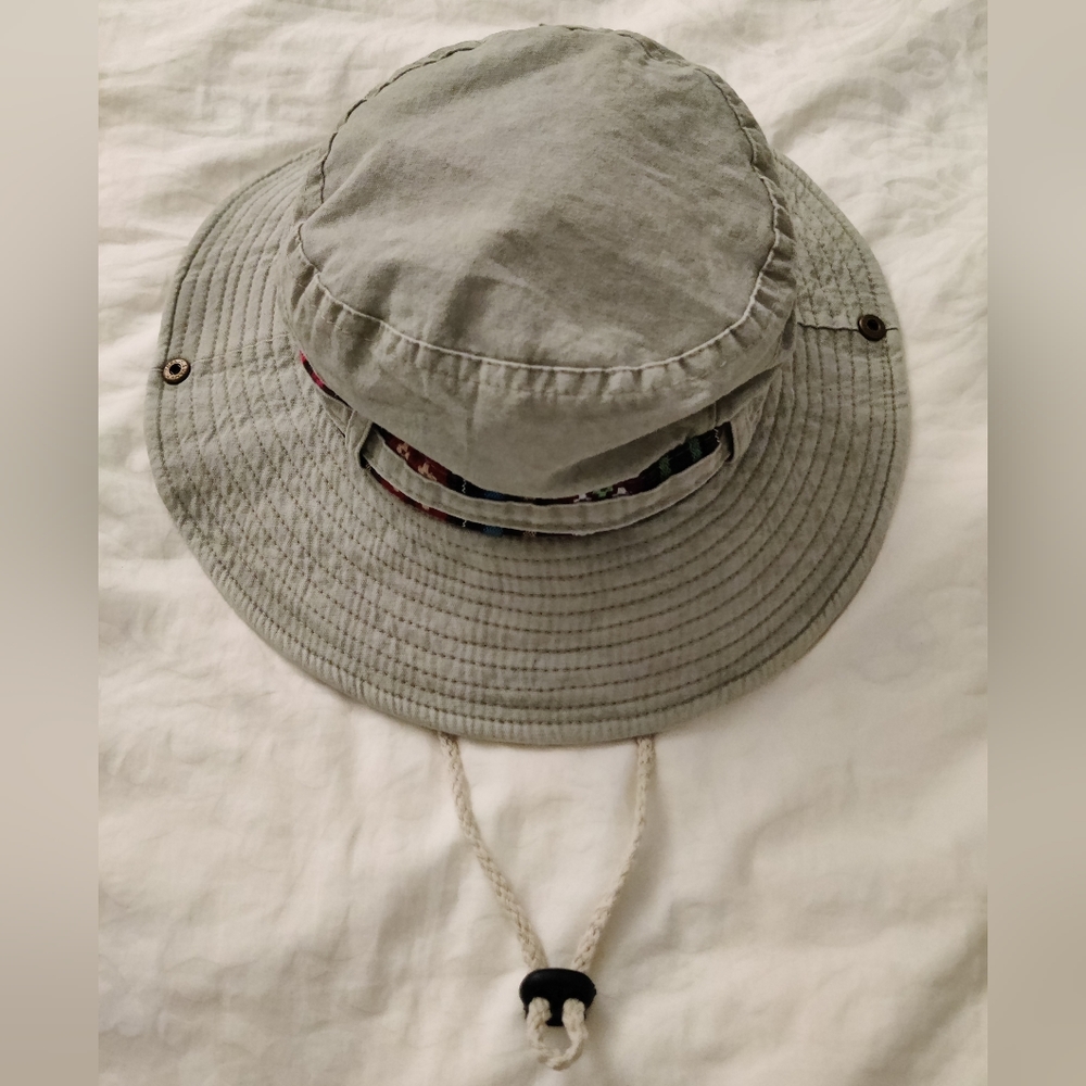 Large bucket hat with string